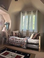 Thumb Butte Chalet Nestled in the Mountains