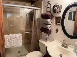 Thumb Butte Chalet Nestled in the Mountains