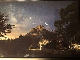 Thumb Butte Chalet Nestled in the Mountains