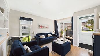 Charming 2-bed Family Cottage Your West Bay Retreat