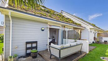 Charming 2-bed Family Cottage Your West Bay Retreat