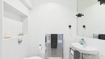 Charming 2-bed Family Cottage Your West Bay Retreat