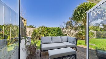Charming 2-bed Family Cottage Your West Bay Retreat