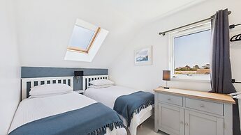 Charming 2-bed Family Cottage Your West Bay Retreat