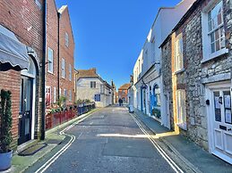 Charming 2-bed Family Cottage Your West Bay Retreat