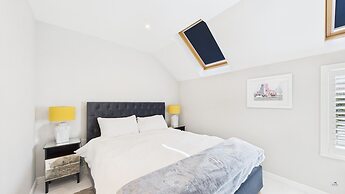 Charming 2-bed Family Cottage Your West Bay Retreat