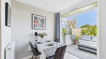 Charming 2-bed Family Cottage Your West Bay Retreat