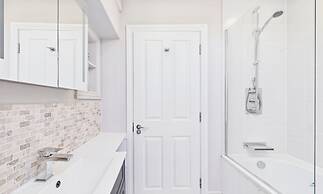 Charming 2-bed Family Cottage Your West Bay Retreat