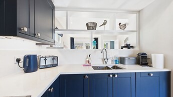 Charming 2-bed Family Cottage Your West Bay Retreat
