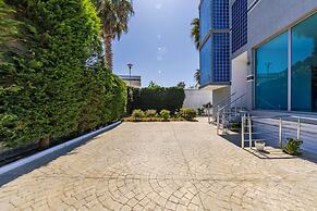 Stylish Studio With Scenic Gardens Golem