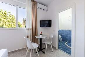 Stylish Studio With Scenic Gardens Golem