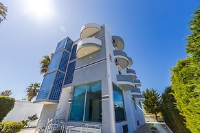 Stylish Studio With Scenic Gardens Golem