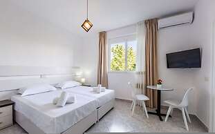 Stylish Studio With Scenic Gardens Golem