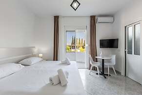 Amazing Studio With Free Parking Golem