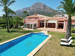 Mozamb in J vea With 4 Bedrooms and 3 Bathrooms