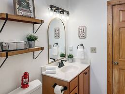 Mars Hill Cabin Retreat Mountain Views, Hot Tub, and Adventure Awaits