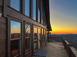 Mars Hill Cabin Retreat Mountain Views, Hot Tub, and Adventure Awaits