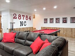 Mars Hill Cabin Retreat Mountain Views, Hot Tub, and Adventure Awaits