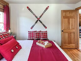 Mars Hill Cabin Retreat Mountain Views, Hot Tub, and Adventure Awaits