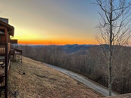 Mars Hill Cabin Retreat Mountain Views, Hot Tub, and Adventure Awaits