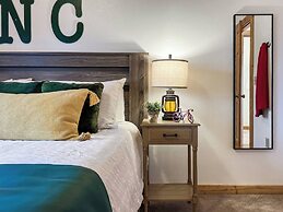 Mars Hill Cabin Retreat Mountain Views, Hot Tub, and Adventure Awaits