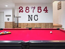 Mars Hill Cabin Retreat Mountain Views, Hot Tub, and Adventure Awaits