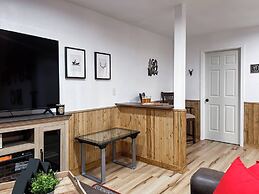 Mars Hill Cabin Retreat Mountain Views, Hot Tub, and Adventure Awaits