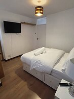 Modern 3 Bed/free Parking/10 Mins Walk to Station