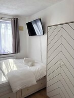 Modern 3 Bed/free Parking/10 Mins Walk to Station