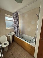 Modern 3 Bed/free Parking/10 Mins Walk to Station