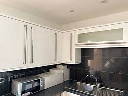 Modern 3 Bed/free Parking/10 Mins Walk to Station