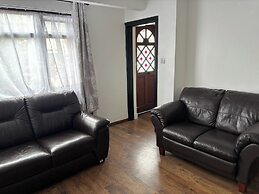 Modern 3 Bed/free Parking/10 Mins Walk to Station