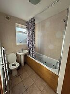 Modern 3 Bed/free Parking/10 Mins Walk to Station