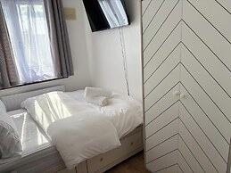 Modern 3 Bed/free Parking/10 Mins Walk to Station