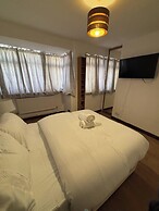 Modern 3 Bed/free Parking/10 Mins Walk to Station