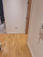 2 Beds Flat Centrally Located 2 Mins From Station