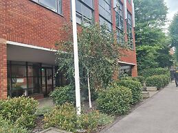 2 Beds Flat Centrally Located 2 Mins From Station