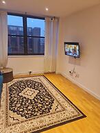 2 Beds Flat Centrally Located 2 Mins From Station