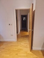 2 Beds Flat Centrally Located 2 Mins From Station