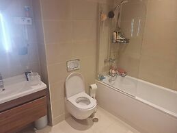 2 Beds Flat Centrally Located 2 Mins From Station