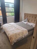 2 Beds Flat Centrally Located 2 Mins From Station