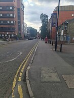 2 Beds Flat Centrally Located 2 Mins From Station