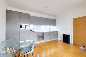 2 Beds Flat Centrally Located 2 Mins From Station