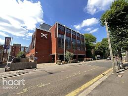 2 Beds Flat Centrally Located 2 Mins From Station