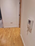 2 Beds Flat Centrally Located 2 Mins From Station