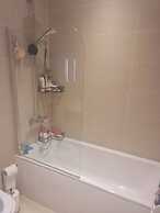 2 Beds Flat Centrally Located 2 Mins From Station