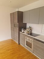 2 Beds Flat Centrally Located 2 Mins From Station