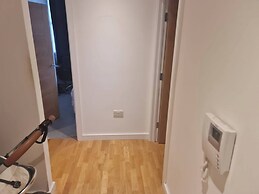 2 Beds Flat Centrally Located 2 Mins From Station