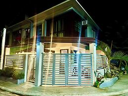 Cozy Holiday Home in San Pablo City for Groups of 8-10