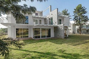 Royal County Villa by Stayjade